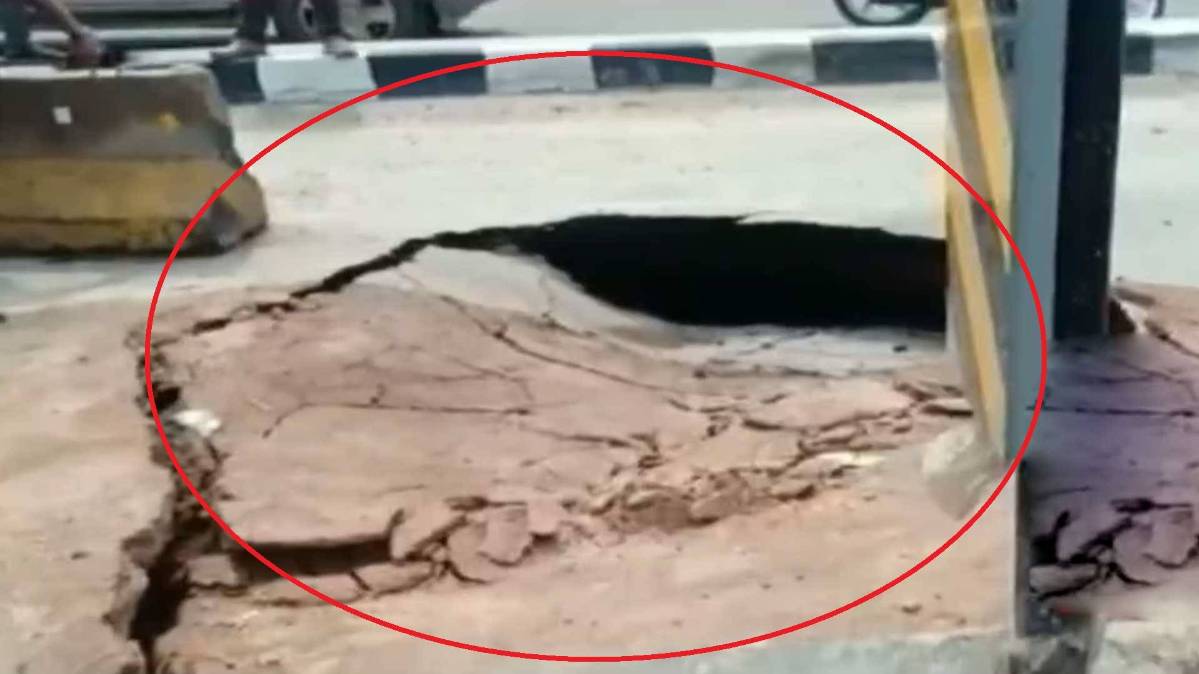 हाइवे पर 10 फीट चौड़ा गड्ढा