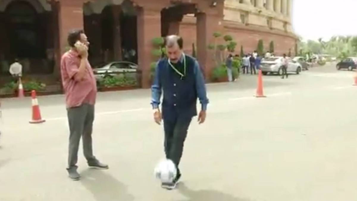 संसद परिसर में टीएमसी सांसद प्रसून बनर्जी(फोटो-ANI)