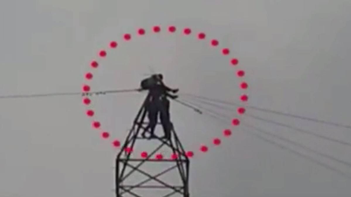 हाईटेंशन के खंबे पर चढ़ा सरफिरा