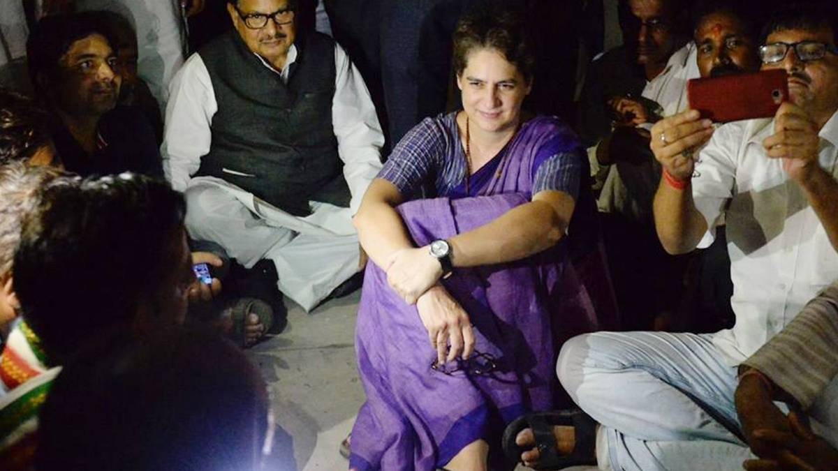धरने पर बैठी कांग्रेस महासचिव प्रियंका गांधी(फोटो-IANS)