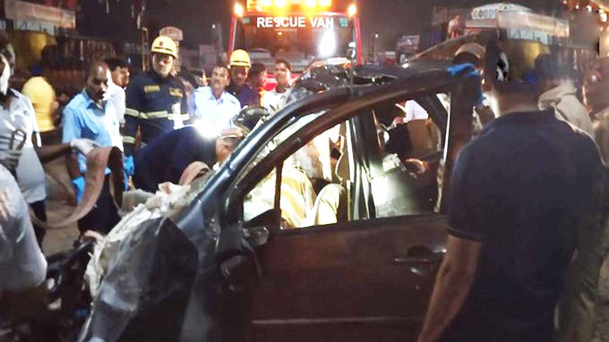 पुणे-सोलापुर हाईवे पर हुई दुर्घटना (फोेटो-ANI)