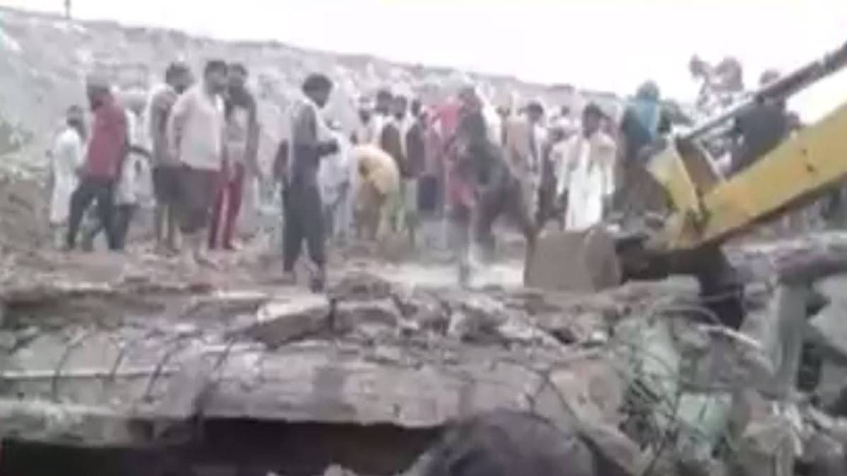 बारिश से गौशाला की छत गिरी