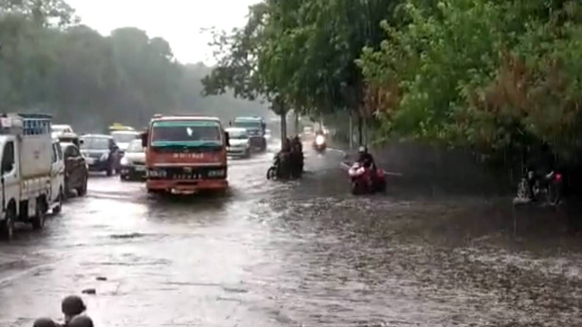 दिल्ली में बारिश से सड़कें हुई जाम