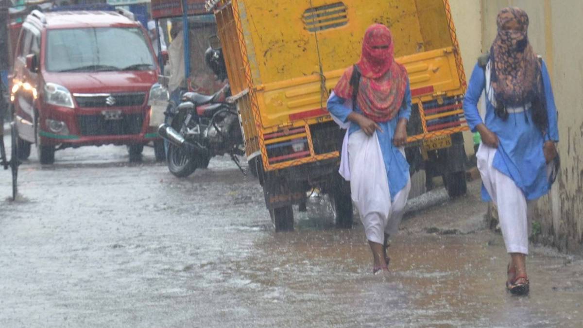 बारिश से परेशान लोग