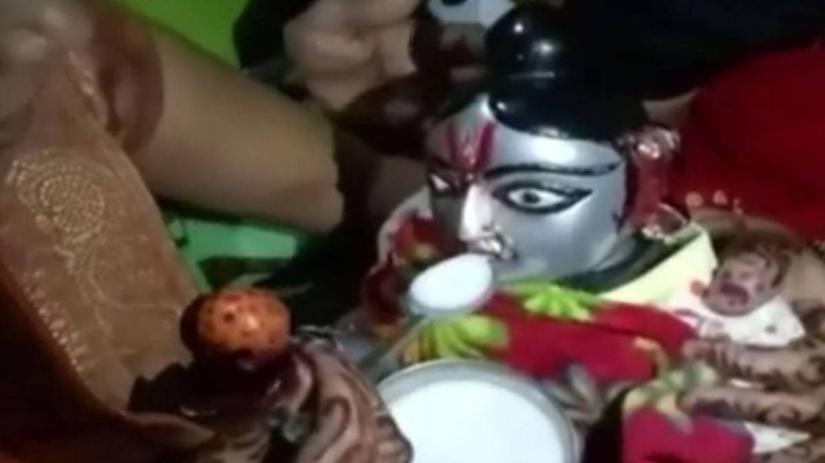 बाल गोपाल लड्डू की प्रतिमा ने पिया दूध