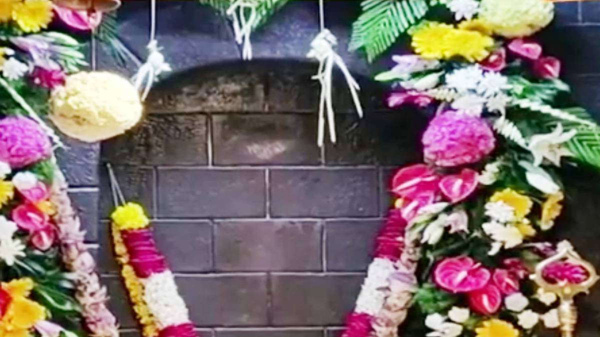 शरडी साईं मंदिर की दीवार पर दिखी साईं की फोटो