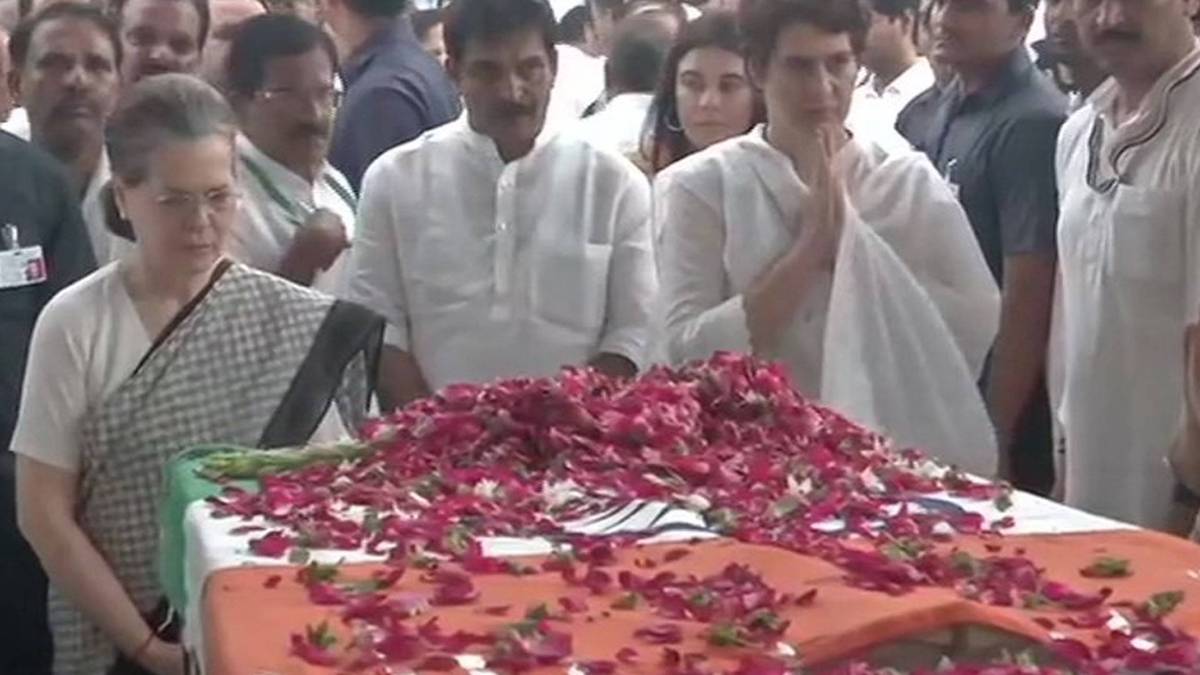 सोनिया और प्रियंका गांधी ने शीला दीक्षित को दी श्रद्धांजलि