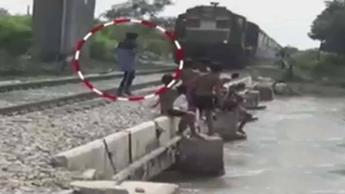 खतरनाक स्टंट करते बच्चे