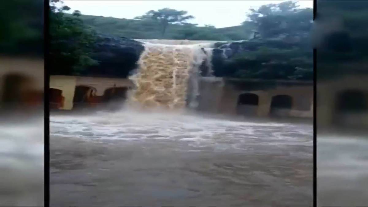 बड़े केदारेश्वर महादेव मंदिर में झरना