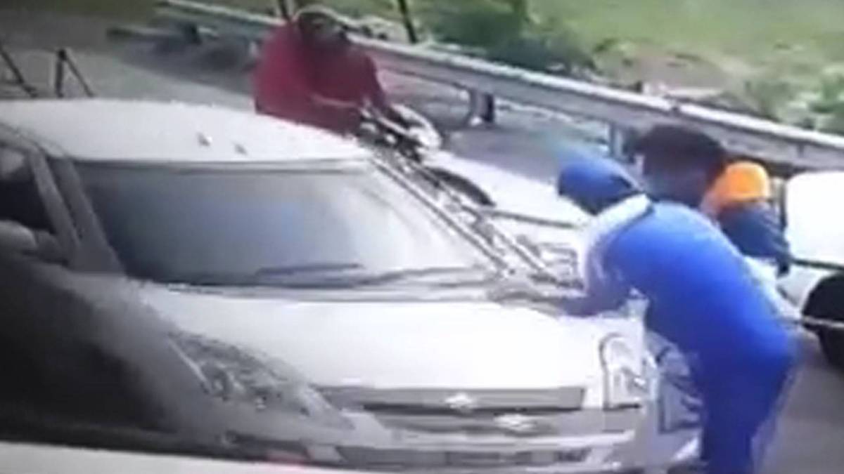 कार ने मारी टक्कर