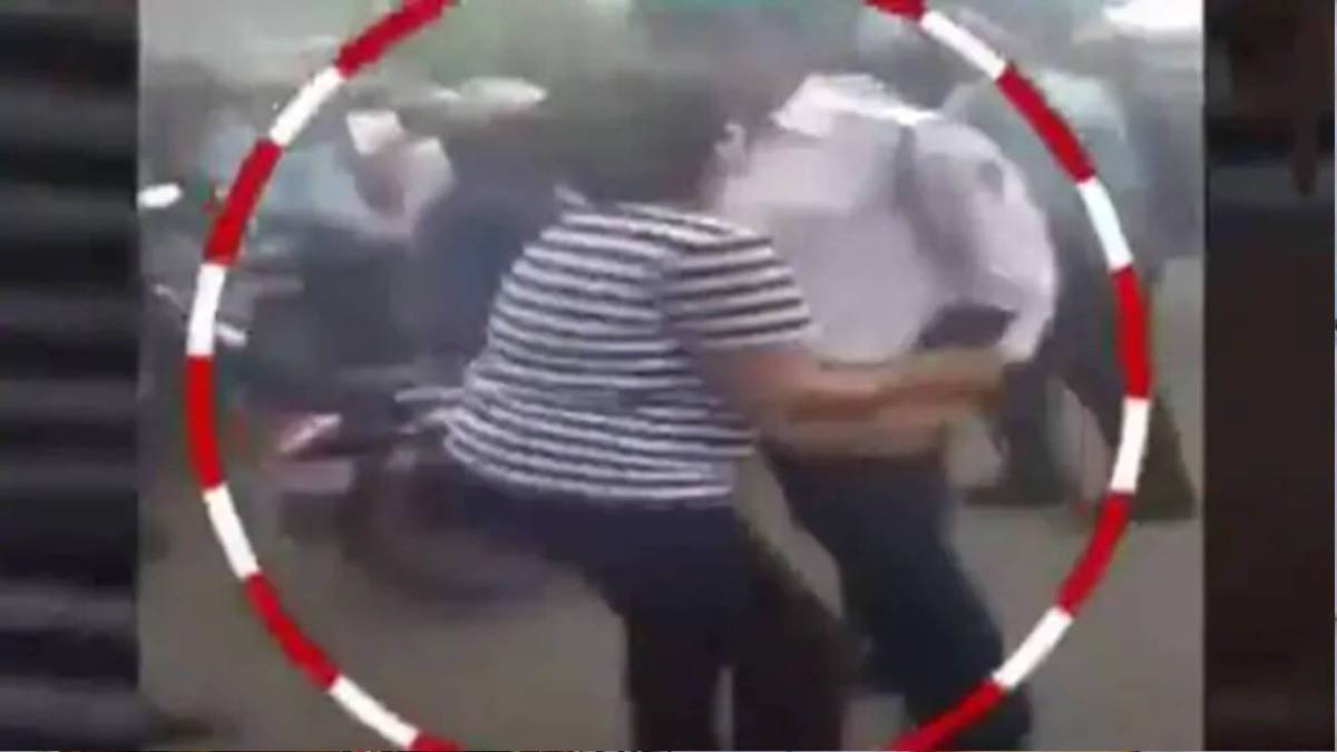 ट्रैफिक पुलिस के साथ बदसलूकी का वीडियो