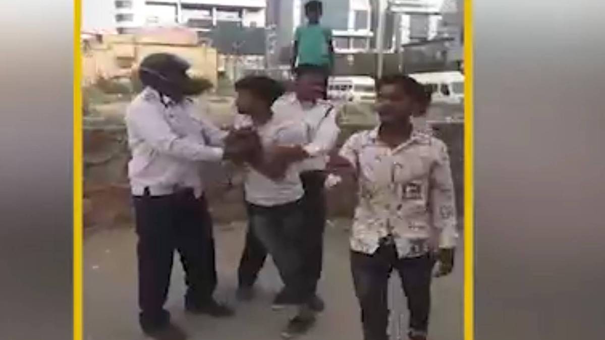 ट्रैफिक पुलिस कर्मियों से मारपीट करने वाले युवक गिरफ्तार