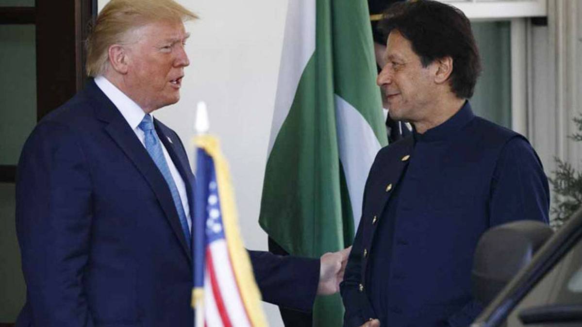 डोनाल्ड ट्रंप के साथ इमरान खान (फोटो-AP)
