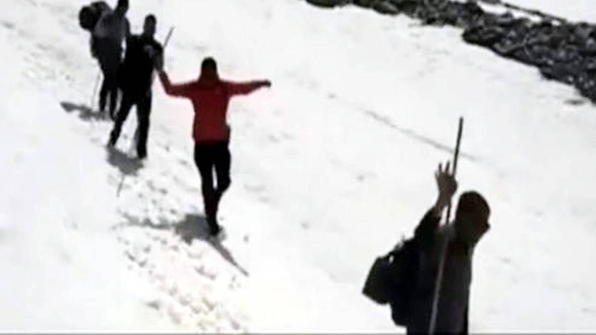 पिघलते ग्लेशियर के बीच सतोपंथ यात्रा जारी