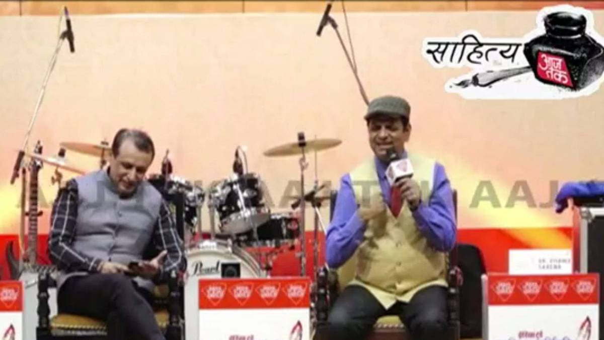 इंडिया टुडे साहित्यिक वार्षिकी के रचना उत्सव के मंच पर कवि डॉ. विष्णु सक्सेना