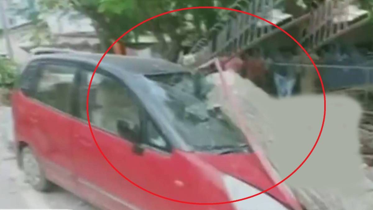 कार पर गिरी दीवार