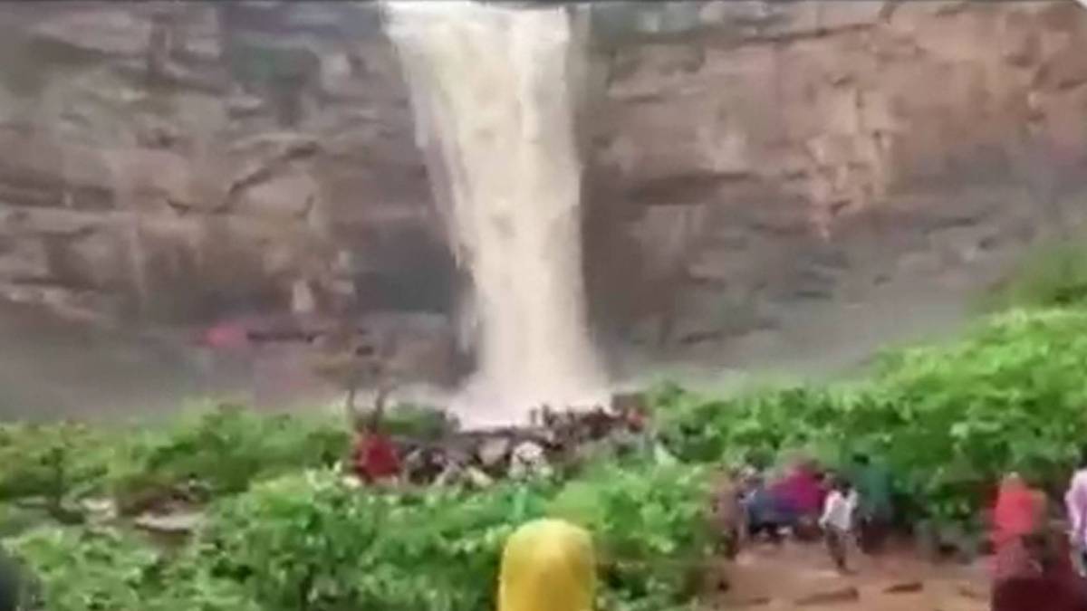 पहाड़ी से अचानक फूटा झरना