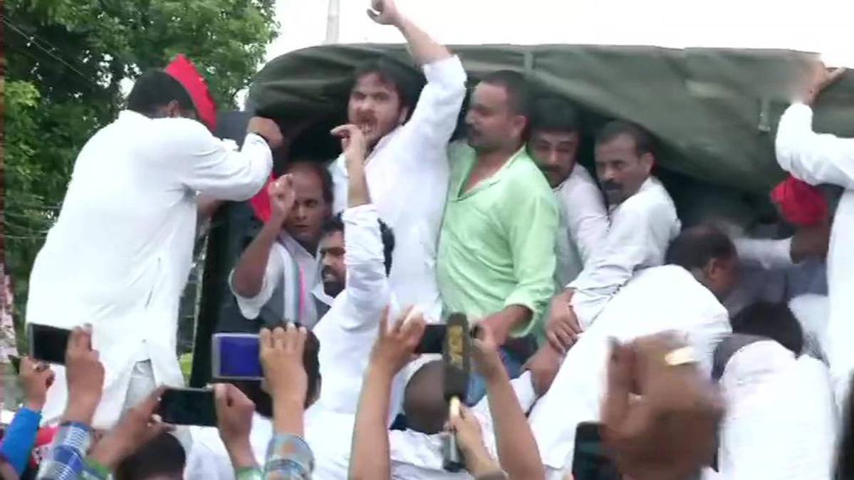 यूपी पुलिस ने सपा कार्यकर्ताओं को गिरफ्तार किया