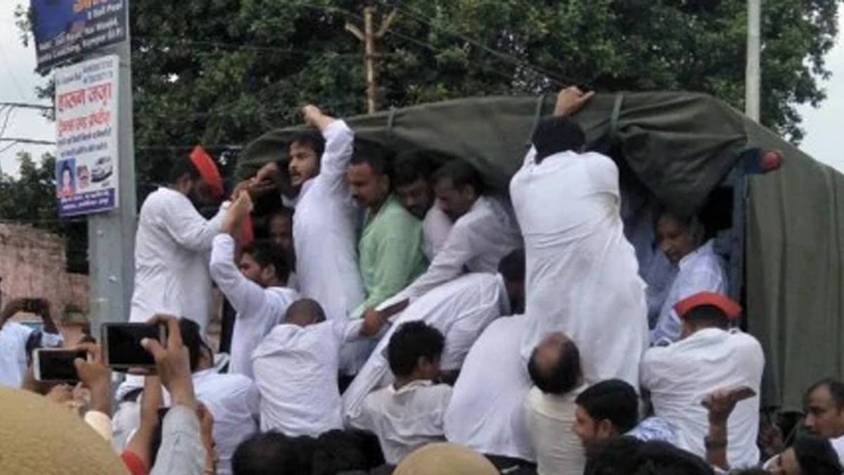 सपा कायर्कर्ताओं समेत अबदुल्ला आजम खान का प्रदर्शन (फोटो- Sanjay Kumar/India Today)