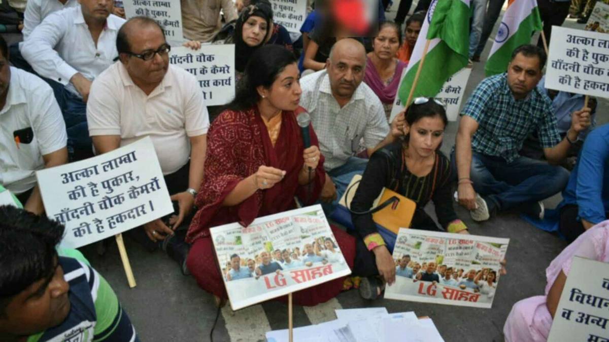 सीएम आवास पर धरने पर बैठीं अल्का लांबा (फोटो- @LambaAlka)