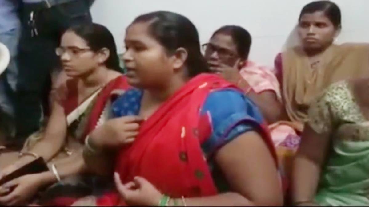 अधिकारी को बनाया बंधक (Video grab)