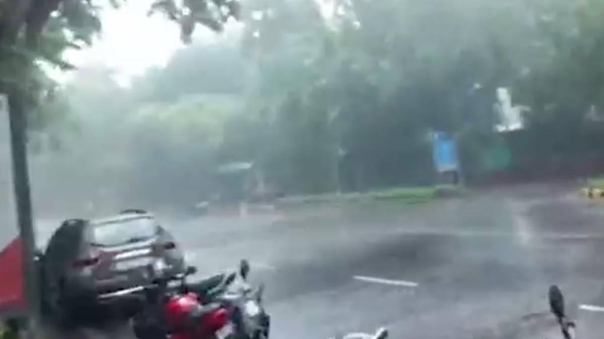 दिल्ली में हुई बारिश