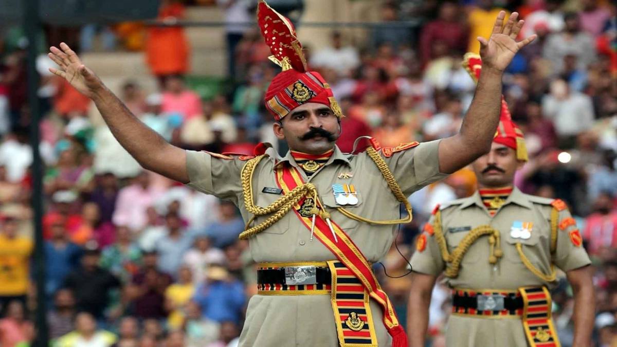 वाघा-अटारी बॉर्डर पर बीटिंग द रीट्रीट समारोह (फोटो-IANS)