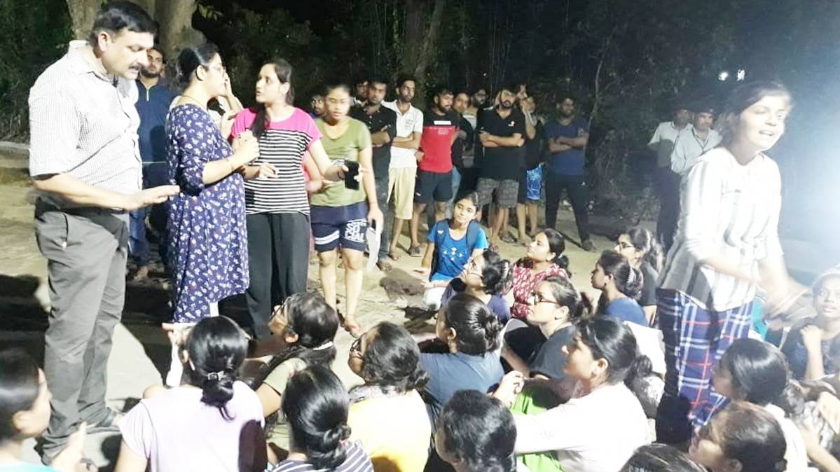 BHU में छात्राओं का प्रदर्शन