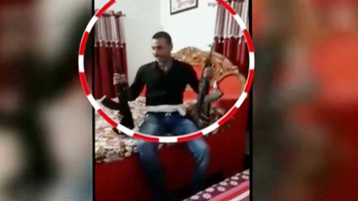 AK-47 लहराता युवक