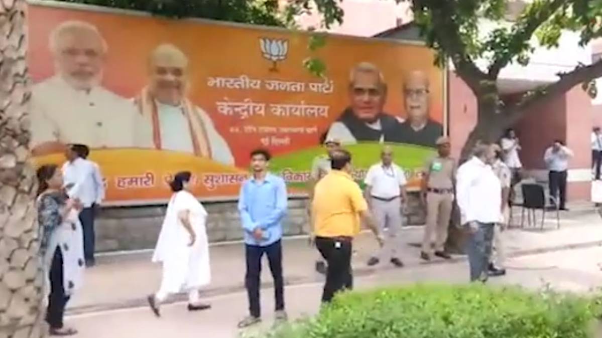 सुषमा स्वराज के अंतिम दर्शन के लिए नेताओं का लगा हुजूम