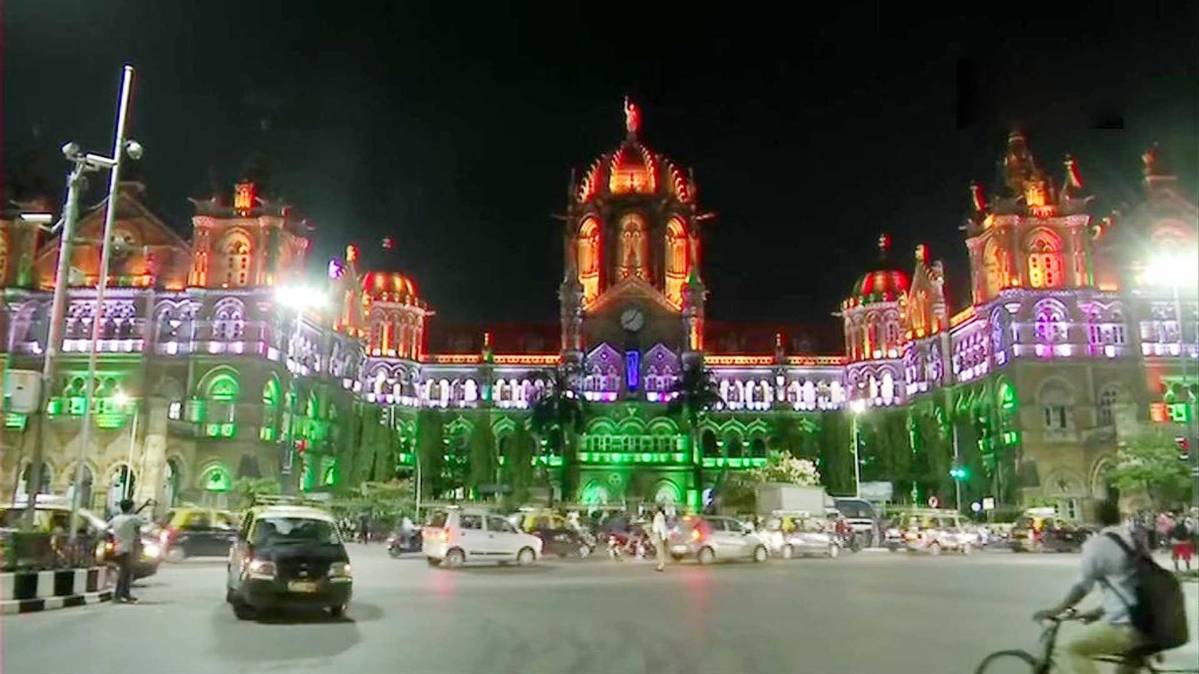 तिंरगे की रोशनी में नहाई इमारत (फोटो-ANI)