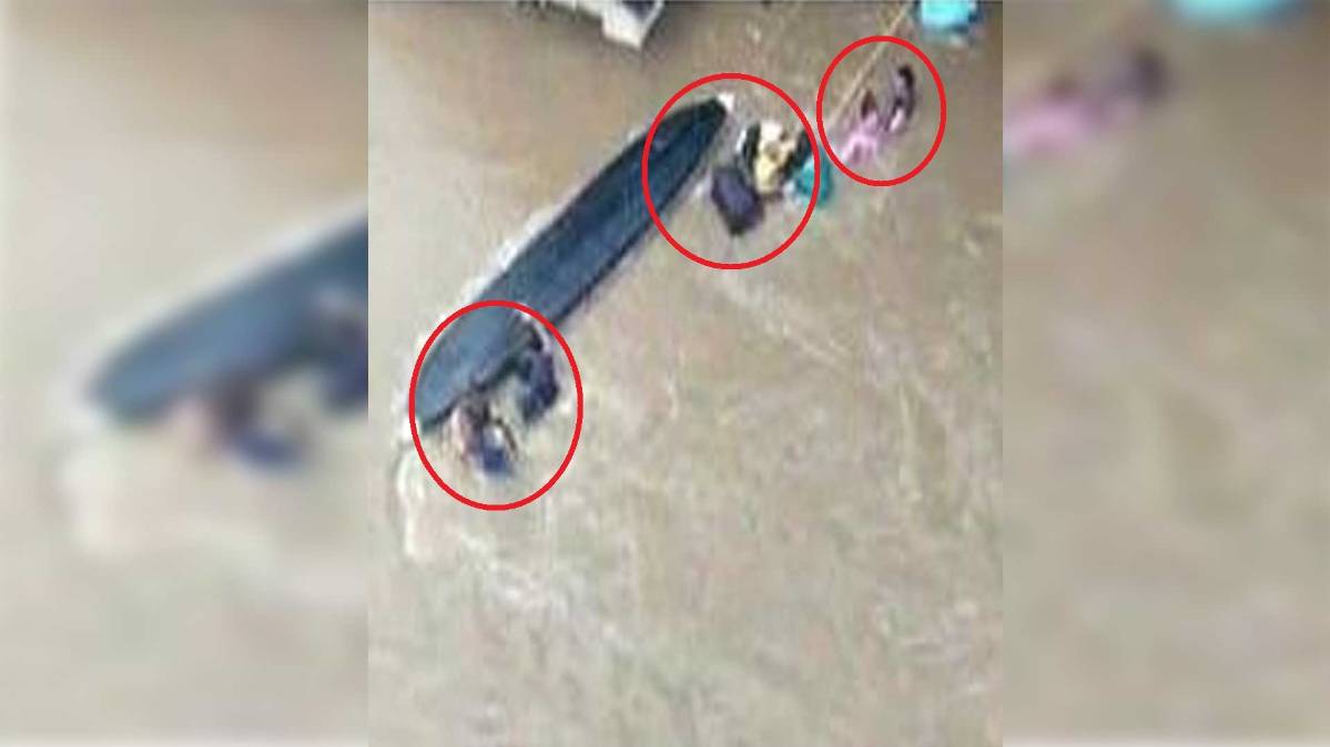 रेस्क्यू के दौरान पलट गई बोट