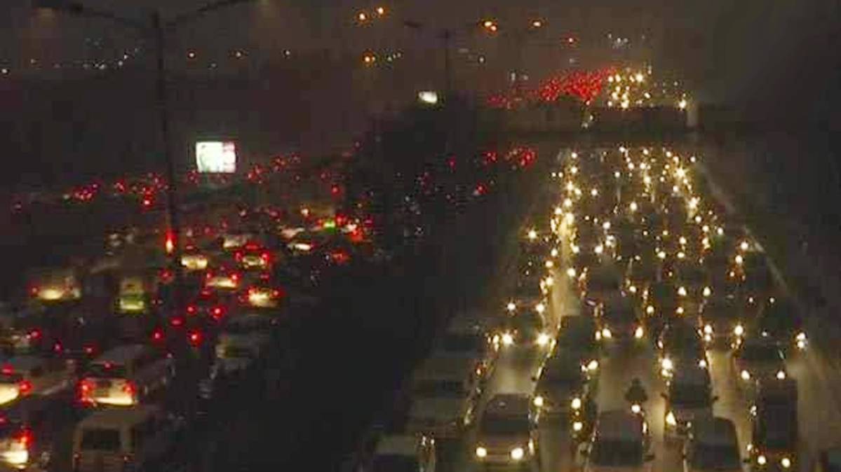 फ्लाईओवर पर ट्रैफिक बढ़ा(फोटो-ANI)