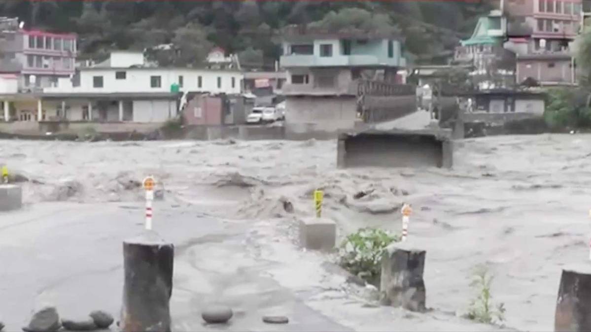 बाढ़ से टूटा पुल