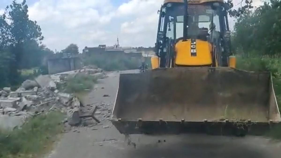 आजम खान के अतिक्रमण पर पुलिस का प्रहार  (फोटो वीडियो ग्रैब)