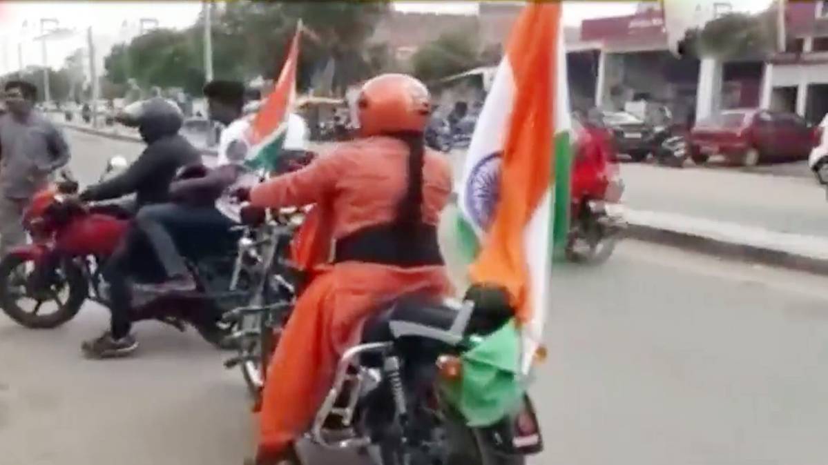 झांसी पहुंचीं बुलेट रानी