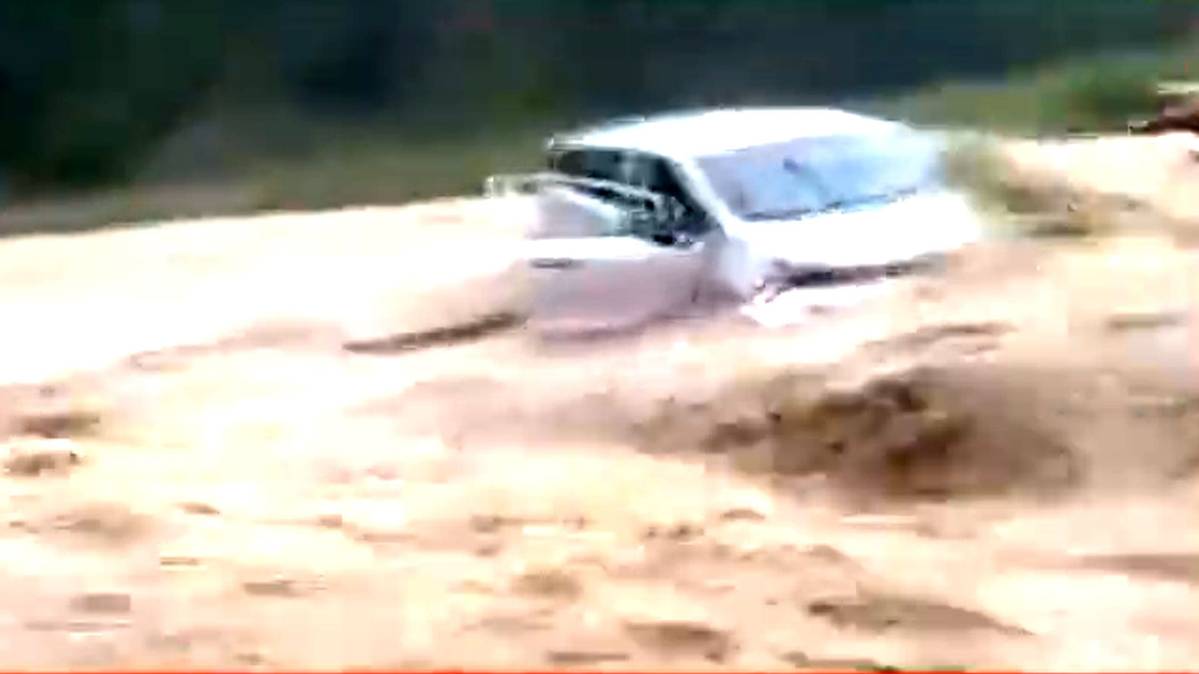 Video: बाढ़ के पानी में कार का रेस्क्यू LIVE