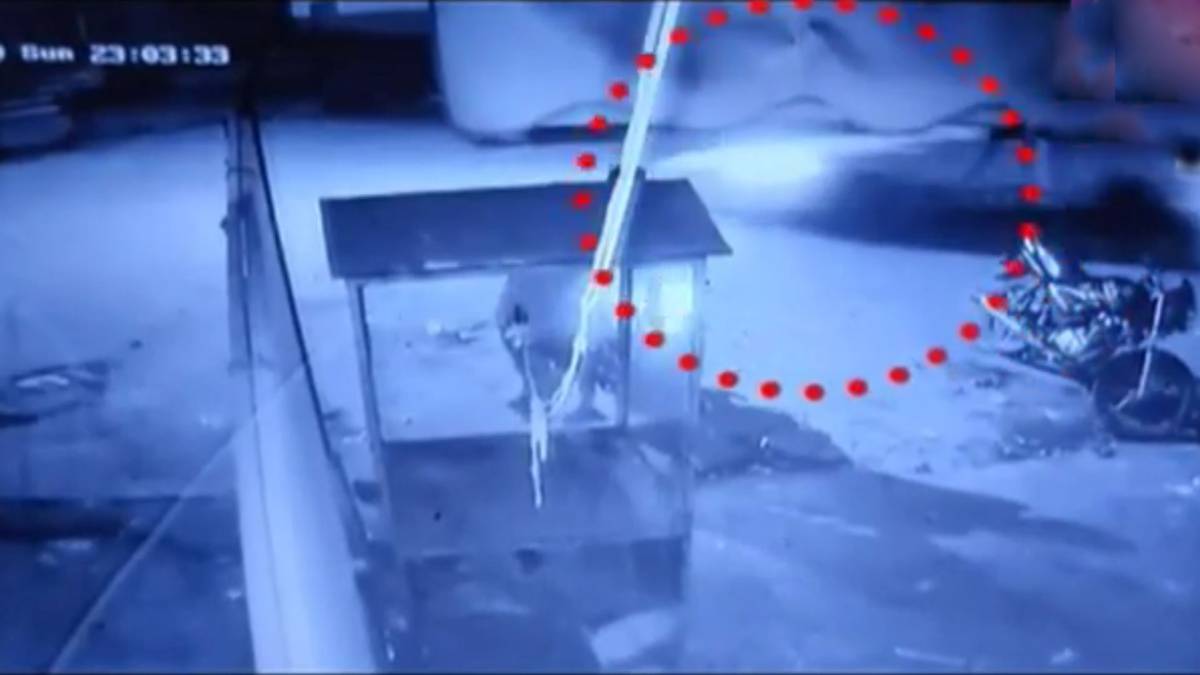 कांस्टेबल को कार के बोनट पर घसीटा