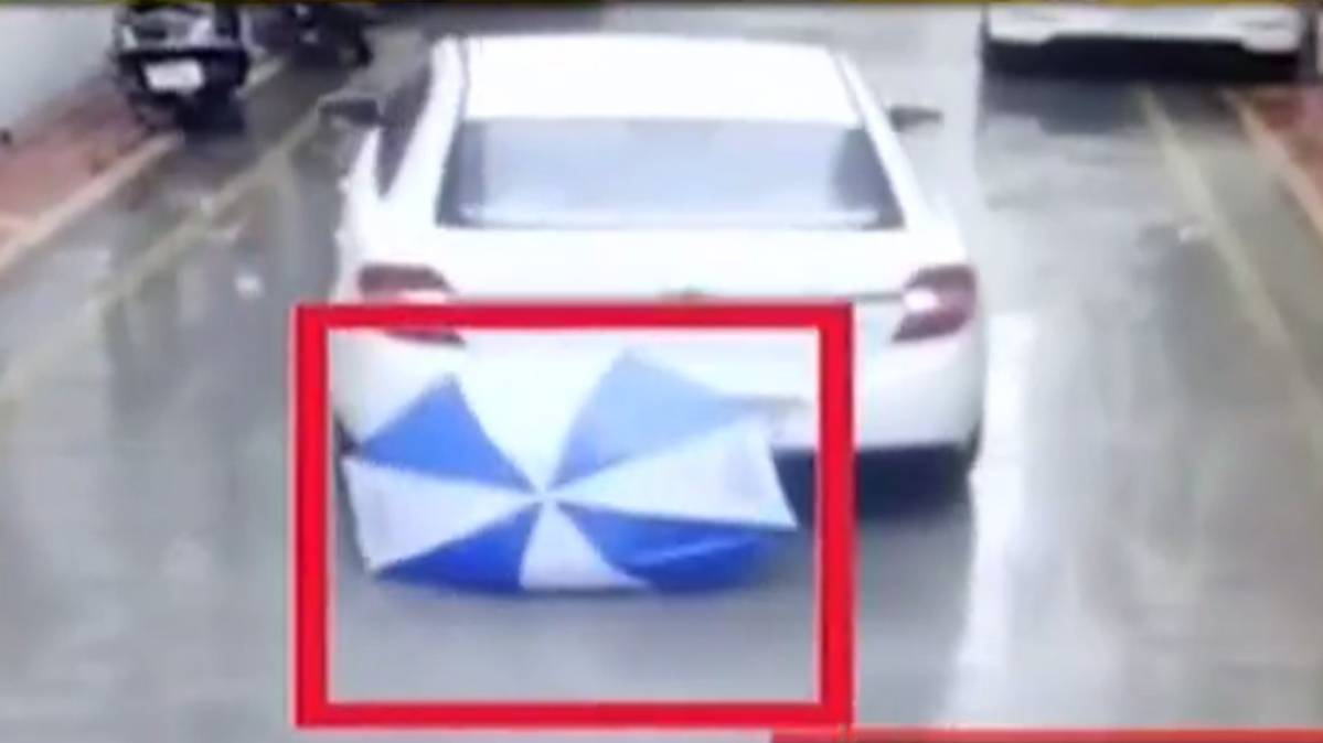 बच्चे के ऊपर से गुजरी कार