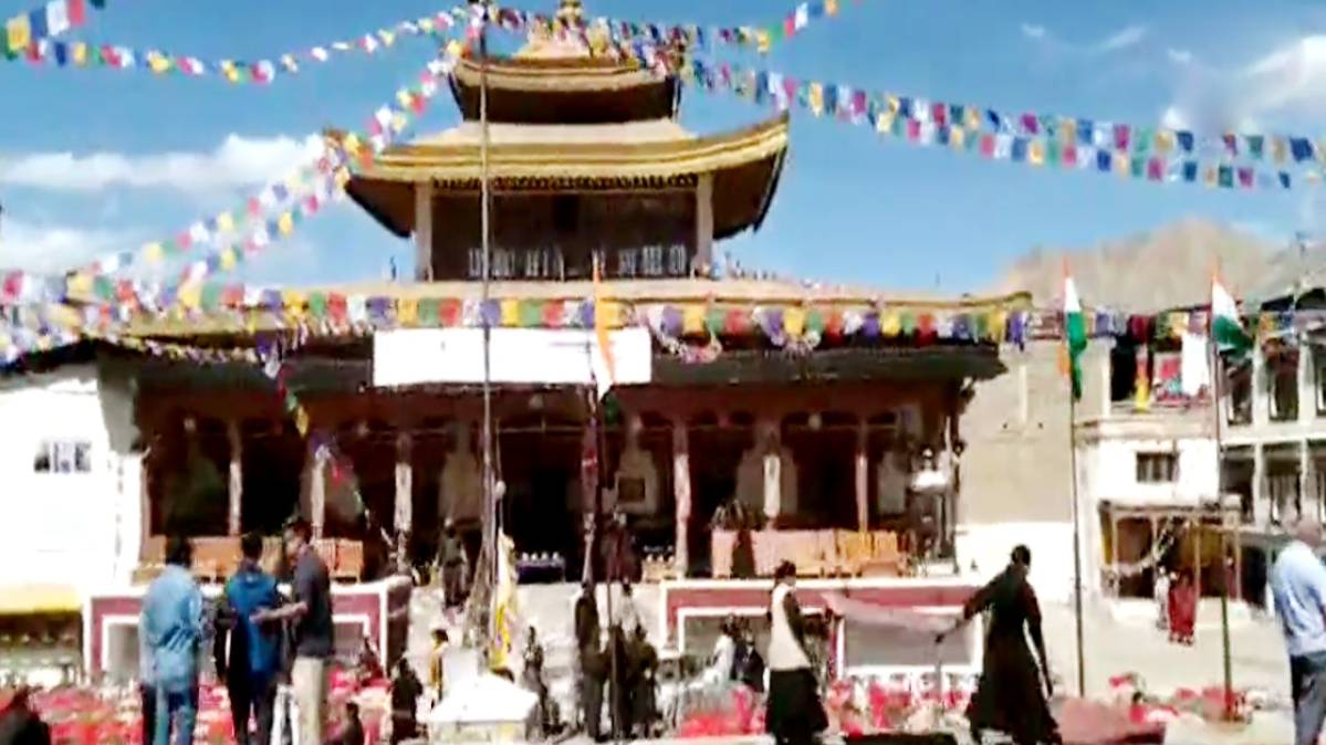 लेह में जश्न का माहौल