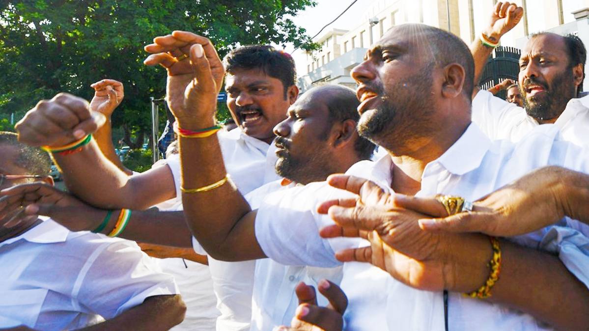 चिदंबरम के समर्थकों का कोर्ट के बाहर प्रर्दशन(फोटो-Vikram Sharma)