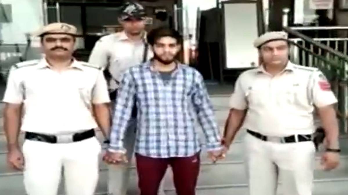 शराब तस्करी के आरोप में कैब ड्राइवर गिरफ्तार