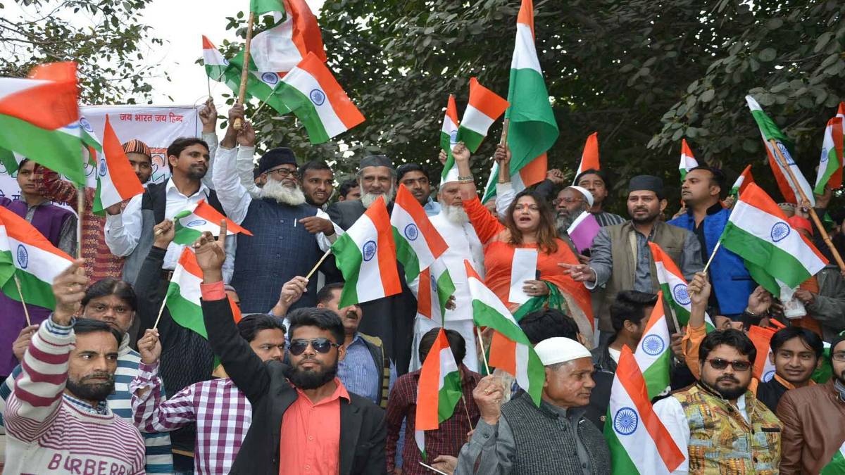 तिरंगा झंडा हाथ में पकड़े हुए लोग (फाइल फोटो-IANS)