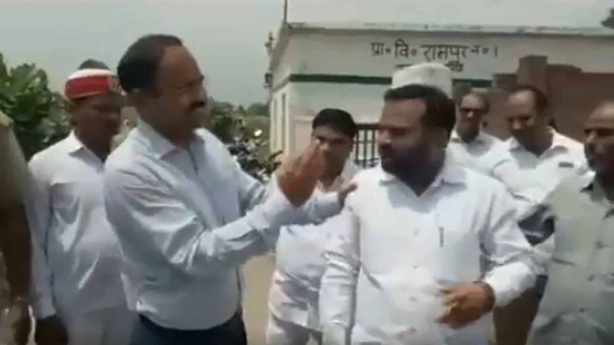 नेताओं को हड़काते हुए बलिया के डीएम भवानी सिंह