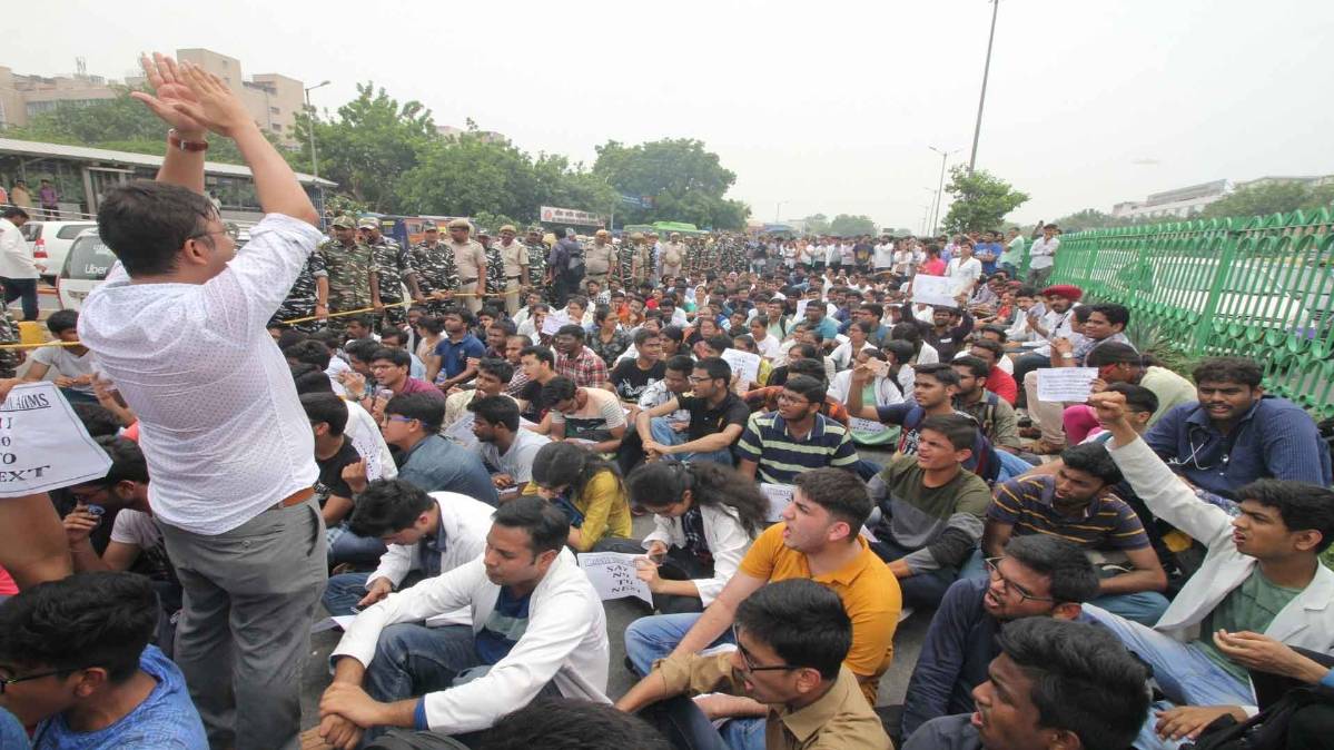 NMC बिल के विरोध में चौथे दिन भी हड़ताल पर डॉक्टर्स (फोटो-IANS)