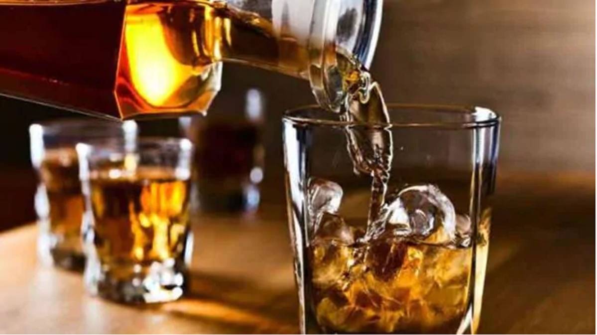 द्वारका के होटल में आबकारी विभाग का छापा