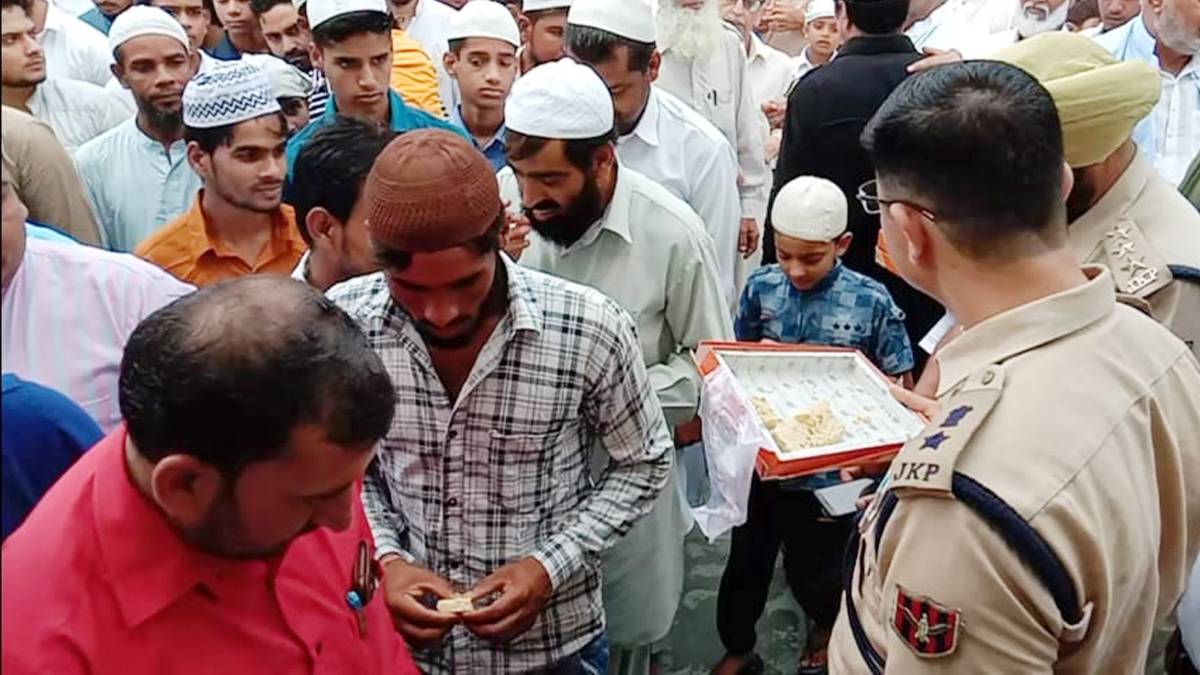 ईद का त्योहार (फोटो- twitter/@ANI)