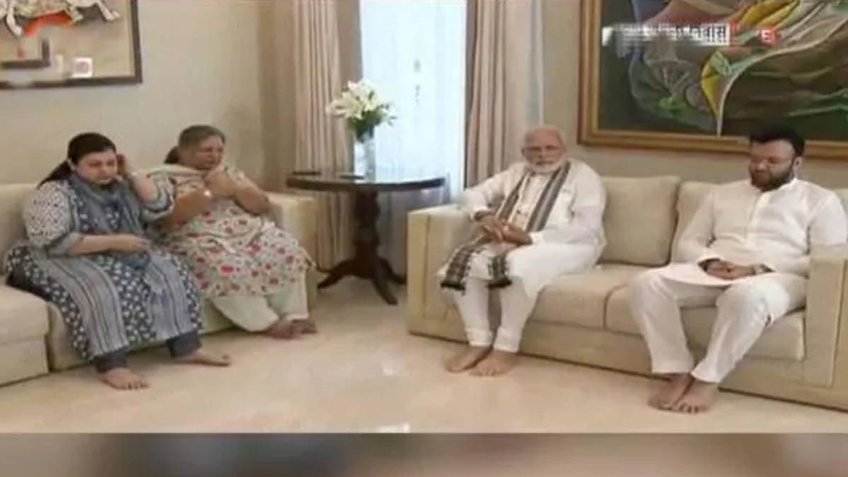 दिवंगत अरुण जेटली के परिवार से मिले पीएम नरेंद्र मोदी (फोटो: ANI)