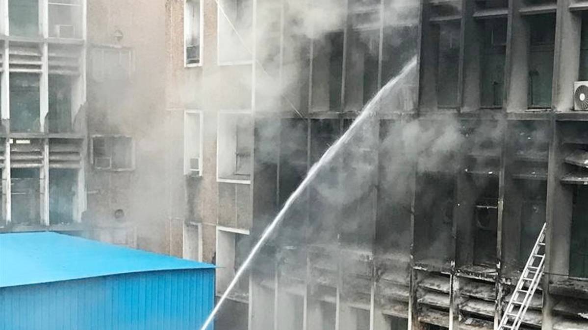 एम्स में लगी भीषण आग (फोटो ANI)