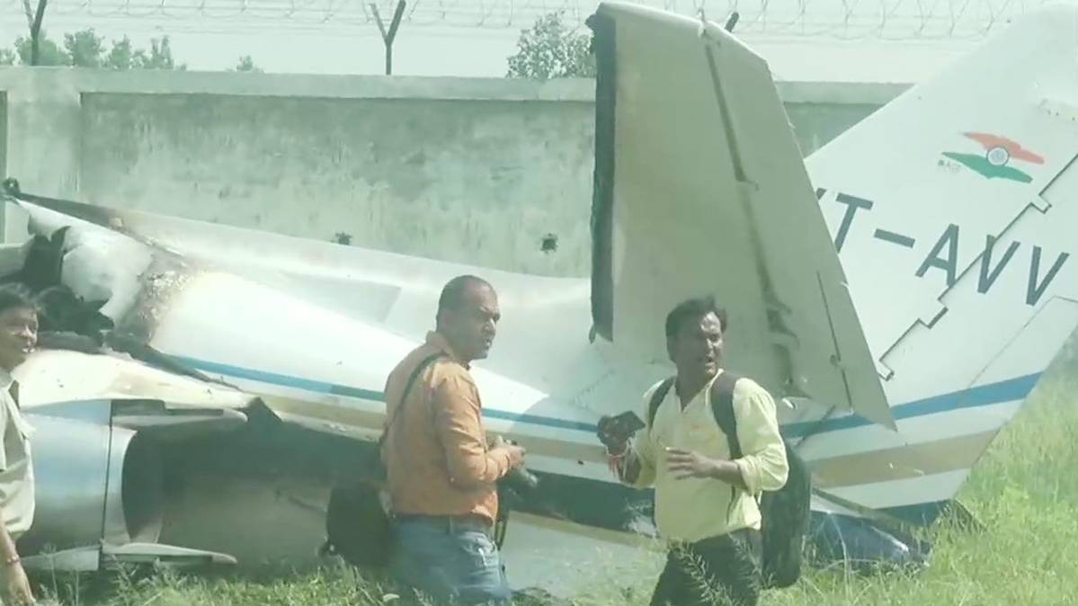 बिजली की तारों में उलझकर प्लेन क्रैश  (ANI photo)